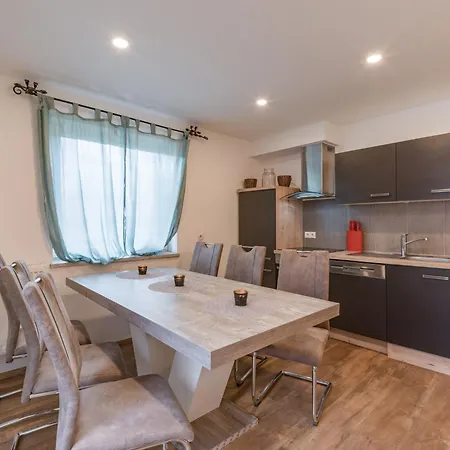 Holiday home With Mountain View In Fuegen, Cleaning Included *